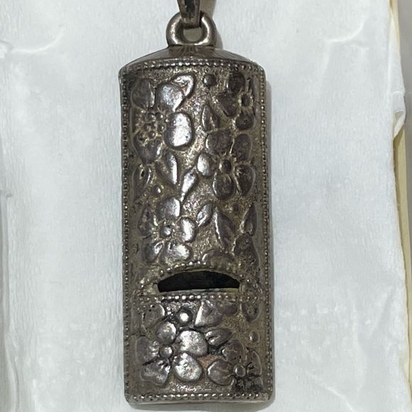 Vintage 1975 AVON Silver Pendant Necklace Whistle. - Picture 2 of 9